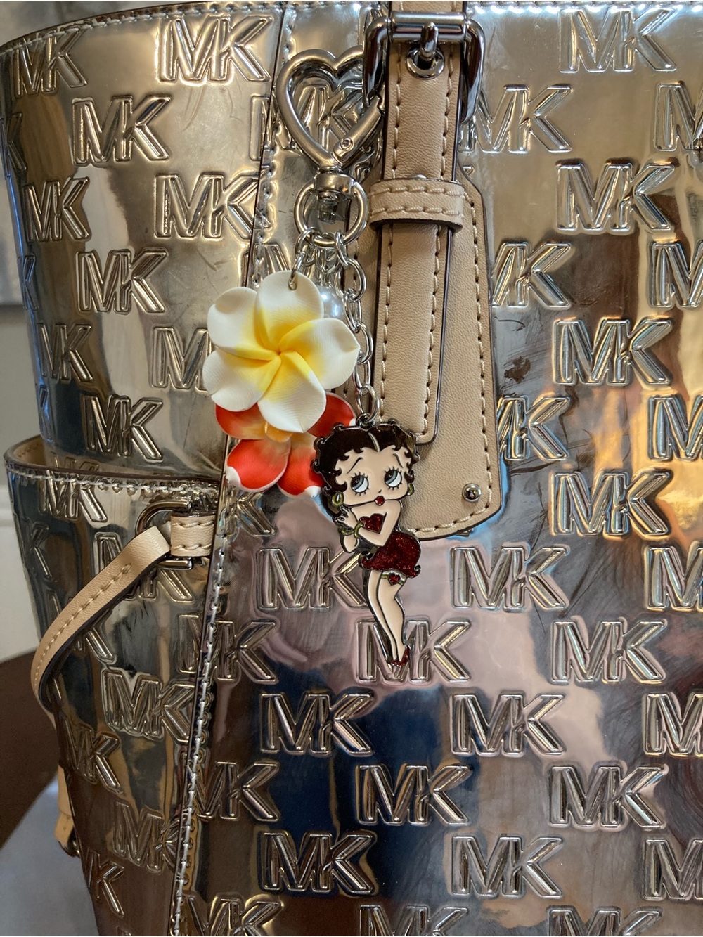 Michael Kors Voyager Large Silver Patent Logo Debossed East - West Tote Bag NWOT - Picture 3 of 16